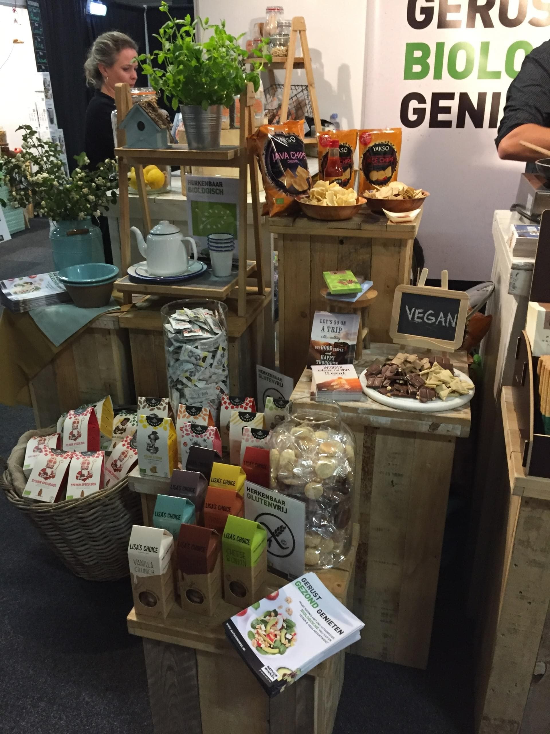 Beursstand met producten op houten kisten
